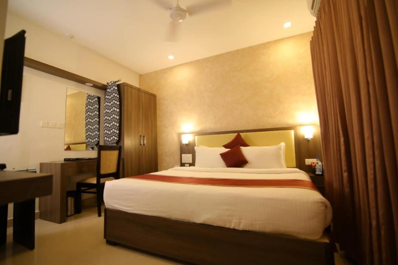 Hotel Monarch Кожикоде Екстер'єр фото